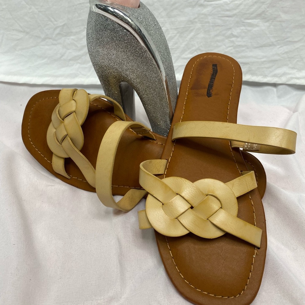 NWOT Maurices Flat sandals,Beige color,Size 7.5 - Picture 1 of 3